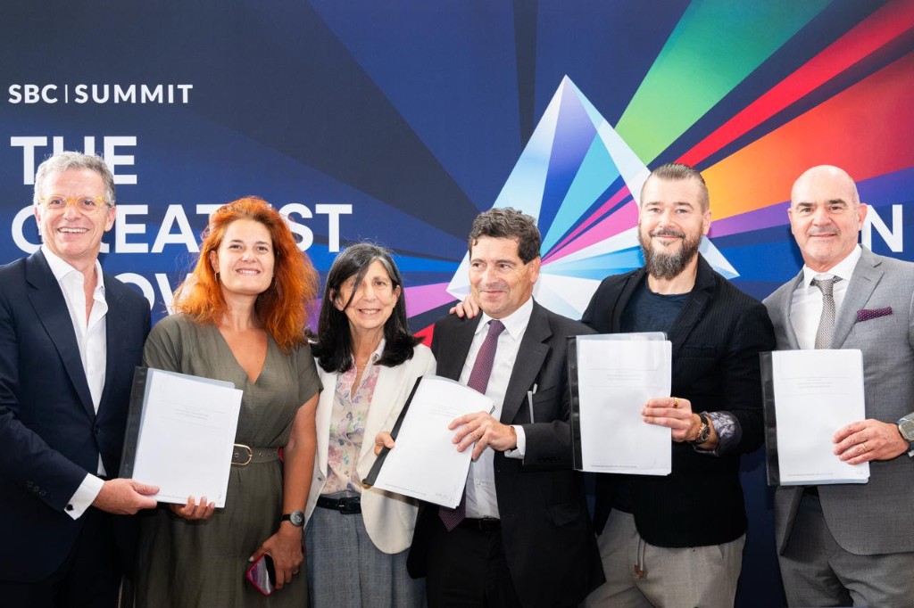 SBC Summit leaders and Lisbon officials after signing the agreement to keep the summit in Lisbon through 2030