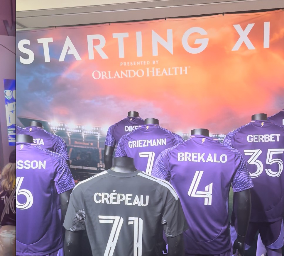 Starting XI jersey display featuring Griezmann 7