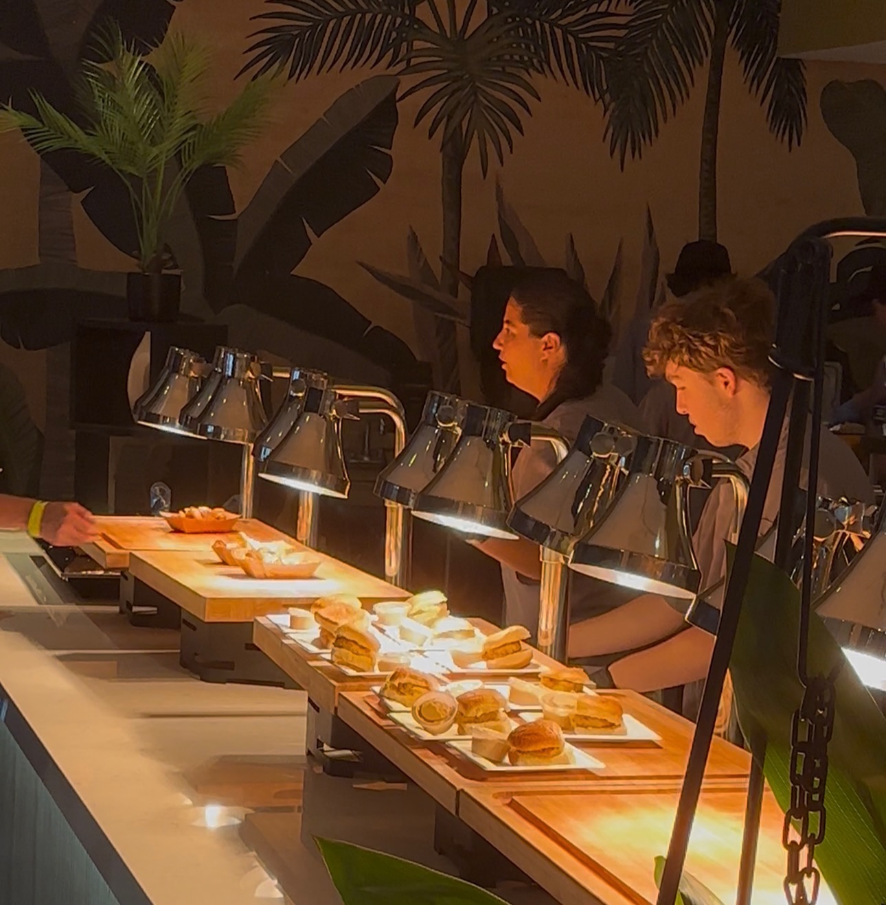 Slider plates on the suite food line