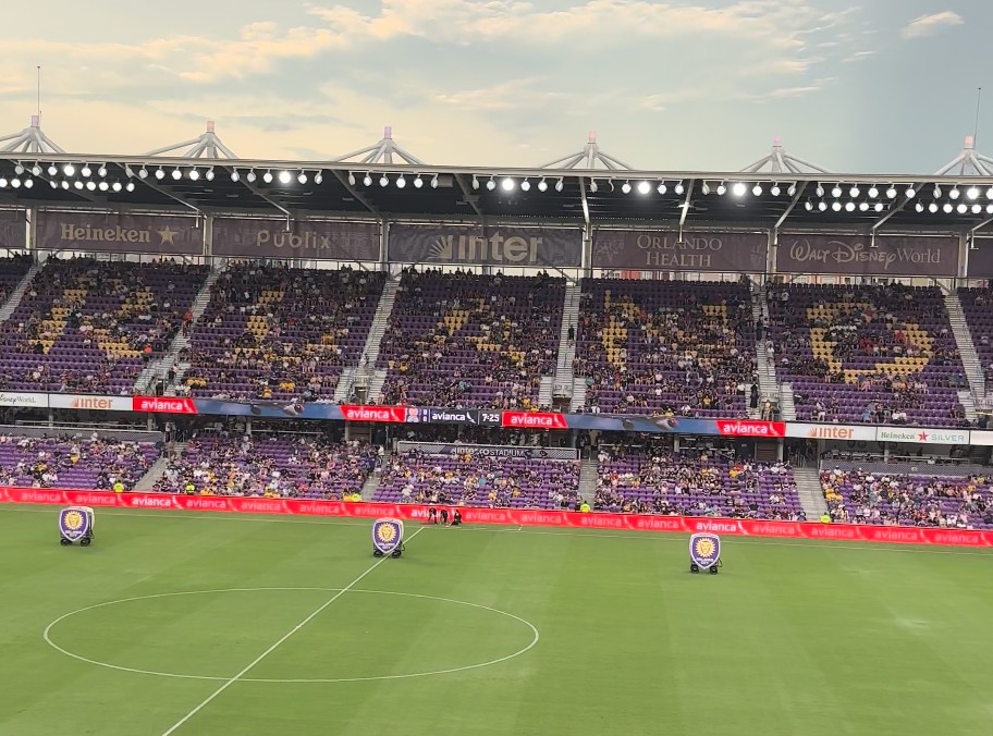 Full Avianca LED boards wrapping the Inter&Co pitch